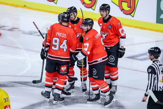 07.10.2026, Eishockey, CHL, Kölner Haie - Blue Fox Herning, Champions Hockey League 2026 27, 5. Spieltag, Saison 2026 27, Lanxess-Arena Köln: Torjubel nach dem Tor zum 2:0 durch Torschütze Maximilian Kammerer (Koelner Haie 09) zusammen mit Robin Press (Koelner Haie 94) Louis-Marc Aubry (Koelner Haie 15) Markus Ljungh (Koelner Haie 61) Nordrhein-Westfalen Deutschland