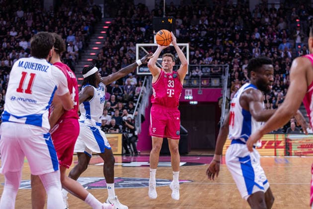 Basketball Champions League, Telekom Baskets Bonn vs. FC Porto, 7.10.2026 Patrick Heckmann (Telekom Baskets Bonn 33) beim Dreier -- Basketball Champions League, Telekom Baskets Bonn vs. FC Porto, 7.10.2026, Telekom Dome, Bonn Copyright: xBEAUTIFULxSPORTS Derixx