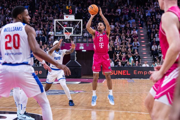 Basketball Champions League, Telekom Baskets Bonn vs. FC Porto, 7.10.2026 Joel Aminu (Telekom Baskets Bonn 21) beim Dreier -- Basketball Champions League, Telekom Baskets Bonn vs. FC Porto, 7.10.2026, Telekom Dome, Bonn Copyright: xBEAUTIFULxSPORTS Derixx