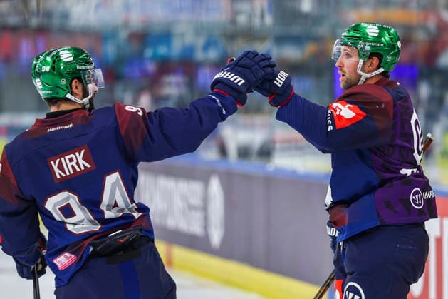 Ice hockey, Eishockey - CHL, EC RBS vs Berlin SALZBURG,AUSTRIA,07.OCT.26 - ICE HOCKEY - CHL, Champions Hockey League, group stage, EC Red Bull Salzburg vs Eisbaeren Berlin. Image shows the rejoicing of Liam Kirk and scorer Gabriel Fontaine (Berlin).  GEPAxpictures xDavidxGeieregger