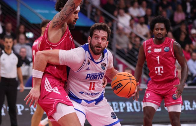 Miguel Queiroz (Porto) am Ball gegen Michael Kessens (Bonn), BCL, Telekom Baskets Bonn vs FC Porto, Bonn, 07.10.2026.