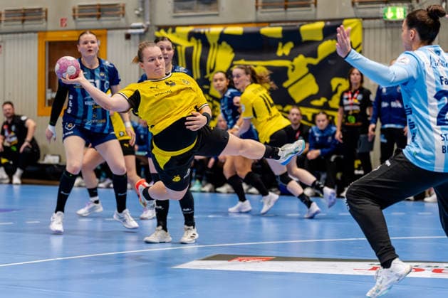 Dortmund, 07.10.2026, Handball, Damen, Alsco Handball Bundesliga Frauen, 5. Spieltag , BVB Borussia Dortmund - Buxtehuder SV Lisa Antl (BVB, 9) beim Torwurf gegen Sophie Fasold (Buxtehuder SV, 24) Dortmund Sporthalle Wellinghofen NRW Germany