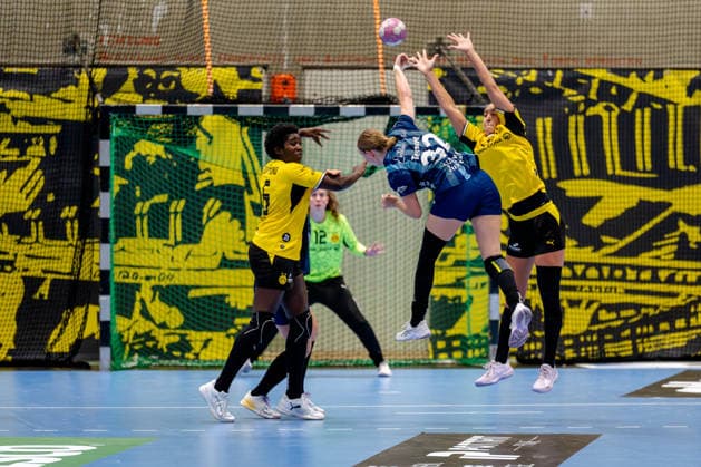 Dortmund, 07.10.2026, Handball, Damen, Alsco Handball Bundesliga Frauen, 5. Spieltag , BVB Borussia Dortmund - Buxtehuder SV Isa Ternede (Buxtehuder SV, 32) beim Wurf aus dem Rückraum gegen den Block von Dana Bleckmann (BVB, 66) Dortmund Sporthalle Wellinghofen NRW Germany