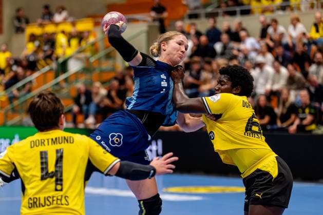 Dortmund, 07.10.2026, Handball, Damen, Alsco Handball Bundesliga Frauen, 5. Spieltag , BVB Borussia Dortmund - Buxtehuder SV Johanna Andresen (Buxtehuder SV, 18) beim Wurf aus dem Rückraum gegen die Abwehr von Laetitia Quist (BVB, 6) Dortmund Sporthalle Wellinghofen NRW Germany