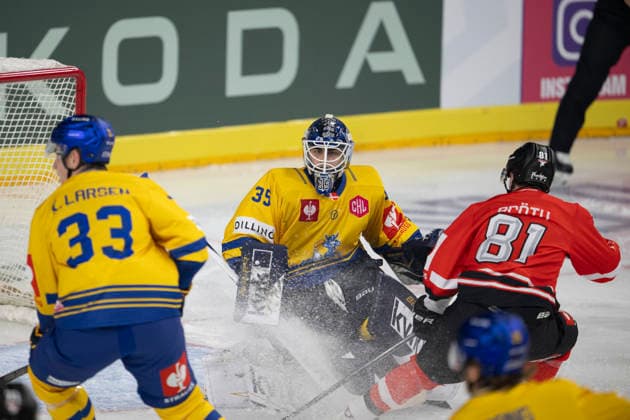 CHL; Kölner Haie - Herning Blue Fox; Köln, 07.10.2026 Casper Larsen (Herning Blue Fox, Verteidigung, 33); Janis Fecers (Herning Blue Fox, Torwart, 35); Mateu Späth (Kölner Haie, Sturm, 81); CHL; Kölner Haie - Herning Blue Fox am 07.10.2026 in der Lanxessarena in Köln (Deutschland). Copyright: xBEAUTIFULxSPORTS AndreasxDickx