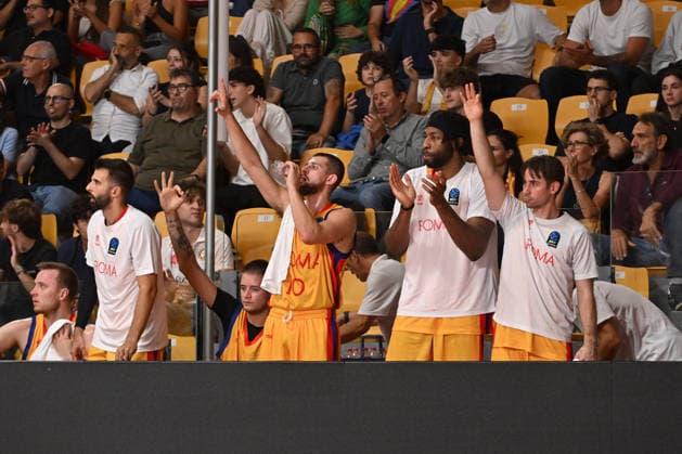 BASKETBALL - EuroCup - Roma Basketball vs. Lietkabelis Panevezys Photo by IPA ABACAPRESS.COM89407427 - The BC Roma bench celebrates a basket during the BKT EuroCup Round 2 game between BC Roma and Lietkebalis at the Palazzetto dello on the 7th, 2026, in Rome, Italy. Rome Italy  Copyright: xIPAxSport ABACAx