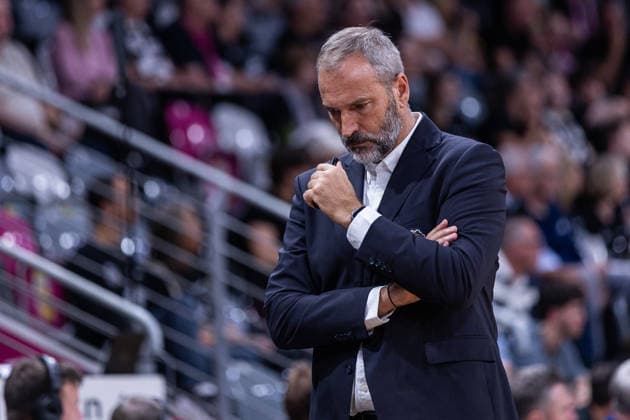 Basketball Champions League, Telekom Baskets Bonn vs. FC Porto, 7.10.2026 Fernando Sa (FC Porto Basketball - Head Coach) ist nachdenklich -- Basketball Champions League, Telekom Baskets Bonn vs. FC Porto, 7.10.2026, Telekom Dome, Bonn Copyright: xBEAUTIFULxSPORTS Derixx