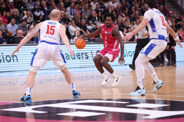John-Michael Wright (Bonn) am Ball zwischen Tanner Omlid (Porto) und Miguel Queiroz (Porto), BCL, Telekom Baskets Bonn vs FC Porto, Bonn, 07.10.2026.
