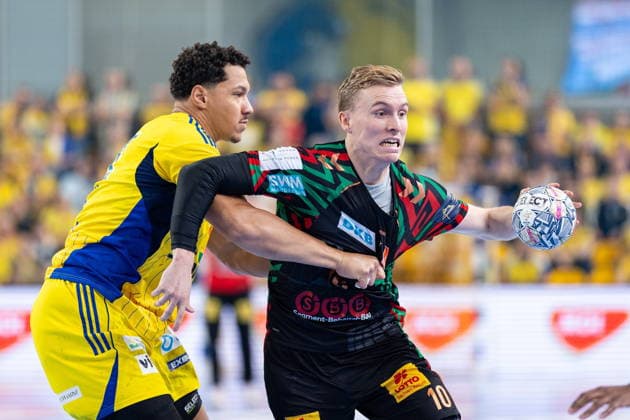 KIELCE, POLAND - OCTOBER 7: Gisli Thorgeir Kristjansson and Theo Monar during the EHF Champions League Group F match between Industria Kielce nad SC Magdeburg at Hala Legionow on October 2, 2026 in Kielce, Poland --- Pilka reczna. EHF Liga Mistrzow. Industria Kielce - SC Magdeburg. (Photo by Igor Jakubowski Arena Akcji) NEWSPIX.PL --- newspix.pl 