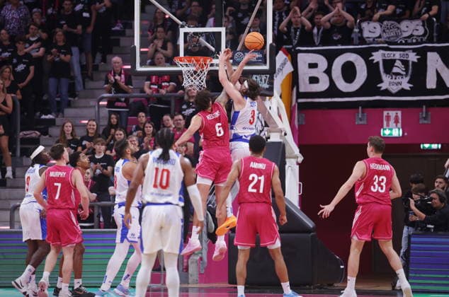 Block - Michael Kessens Telekom Baskets Bonn vs. FC Porto - Basketball Champions League BCL Foto: Jörn Wolter