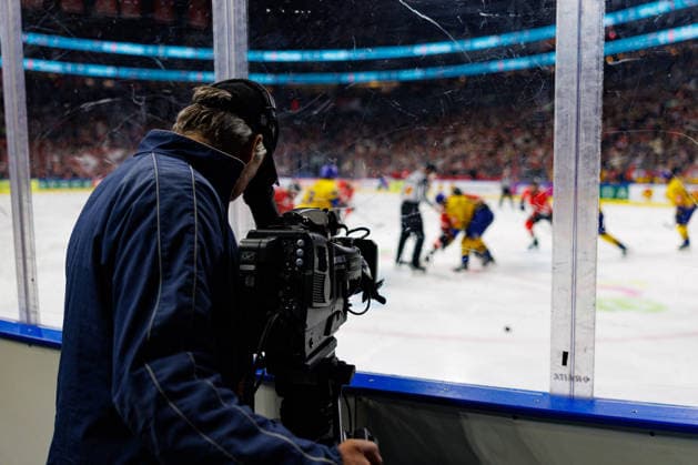 COLOGNE, GERMANY - 7 OCTOBER 2026: Image shows camera operator with camera during Champions Hockey League 2026 27 League Phase, Matchday 5: Kölner Haie vs Herning Blue Fox at LANXESS arena on 7 10 2026 in Cologne, Germany. Germany Copyright: xFröhlichxPascalx