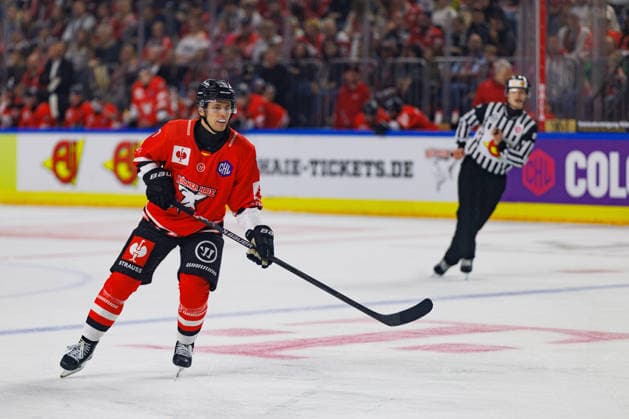 COLOGNE, GERMANY - 7 OCTOBER 2026: Image shows Jan Luca Sennhenn (Kölner Haie, 17) during Champions Hockey League 2026 27 League Phase, Matchday 5: Kölner Haie vs Herning Blue Fox at LANXESS arena on 7 10 2026 in Cologne, Germany. Germany Copyright: xFröhlichxPascalx