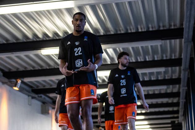 07.10.2026, GER, BKT Eurocup, Basketball, Chemnitz, Niners Chemnitz - Neptunas Klaipeda Nighael Ceaser (Niners Chemnitz, 22) auf dem Weg zur Arena Chemnitz Messe Chemnitz Sachsen Deutschland