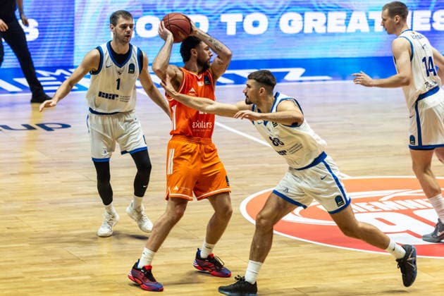 07.10.2026, GER, BKT Eurocup, Basketball, Chemnitz, Niners Chemnitz - Neptunas Klaipeda Ben Burnham (Niners Chemnitz, 25), Lukas Kreismontas (Neptunas Klaipeda, 88) Chemnitz Messe Chemnitz Sachsen Deutschland