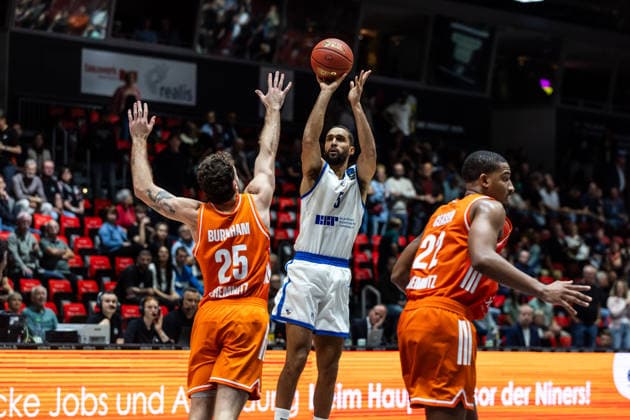 07.10.2026, GER, BKT Eurocup, Basketball, Chemnitz, Niners Chemnitz - Neptunas Klaipeda Yannick Franke (Neptunas Klaipeda, 5), Ben Burnham (Niners Chemnitz, 25) Chemnitz Messe Chemnitz Sachsen Deutschland