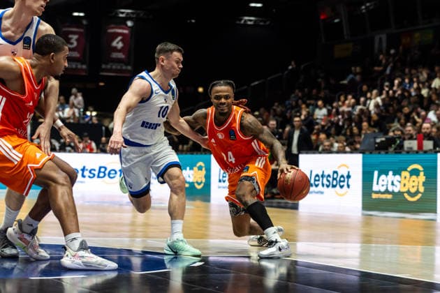 07.10.2026, GER, BKT Eurocup, Basketball, Chemnitz, Niners Chemnitz - Neptunas Klaipeda Cobe Williams (Niners Chemnitz, 24), Elvar Fridriksson (Neptunas Klaipeda, 10) Chemnitz Messe Chemnitz Sachsen Deutschland