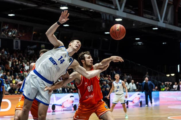 07.10.2026, GER, BKT Eurocup, Basketball, Chemnitz, Niners Chemnitz - Neptunas Klaipeda Jannis von Seckendorff (Niners Chemnitz, 90), Martynas Echodas (Neptunas Klaipeda, 14) Chemnitz Messe Chemnitz Sachsen Deutschland