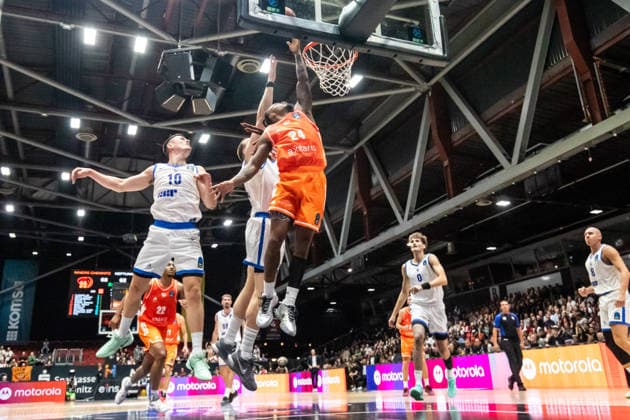 07.10.2026, GER, BKT Eurocup, Basketball, Chemnitz, Niners Chemnitz - Neptunas Klaipeda Cobe Williams (Niners Chemnitz, 24), Elvar Fridriksson (Neptunas Klaipeda, 10) Chemnitz Messe Chemnitz Sachsen Deutschland