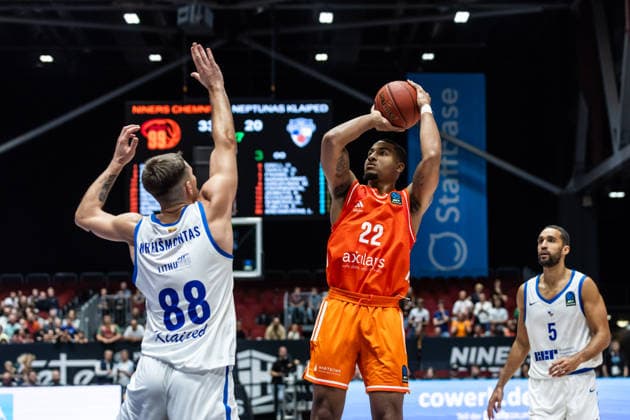 07.10.2026, GER, BKT Eurocup, Basketball, Chemnitz, Niners Chemnitz - Neptunas Klaipeda Nighael Ceaser (Niners Chemnitz, 22), Lukas Kreismontas (Neptunas Klaipeda, 88) Chemnitz Messe Chemnitz Sachsen Deutschland