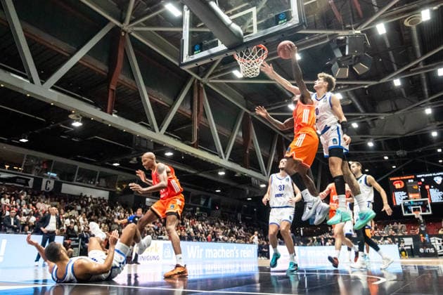 07.10.2026, GER, BKT Eurocup, Basketball, Chemnitz, Niners Chemnitz - Neptunas Klaipeda Cobe Williams (Niners Chemnitz, 24), Henri Drell (Neptunas Klaipeda, 0) Chemnitz Messe Chemnitz Sachsen Deutschland