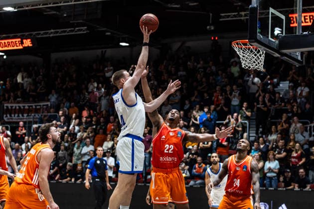 07.10.2026, GER, BKT Eurocup, Basketball, Chemnitz, Niners Chemnitz - Neptunas Klaipeda Martynas Echodas (Neptunas Klaipeda, 14), Nighael Ceaser (Niners Chemnitz, 22) Chemnitz Messe Chemnitz Sachsen Deutschland