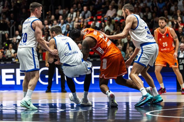 07.10.2026, GER, BKT Eurocup, Basketball, Chemnitz, Niners Chemnitz - Neptunas Klaipeda Nighael Ceaser (Niners Chemnitz, 22), Donatas Tarolis (Neptunas Klaipeda, 1) im Kampf um den Ball Chemnitz Messe Chemnitz Sachsen Deutschland