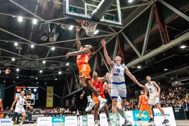 07.10.2026, GER, BKT Eurocup, Basketball, Chemnitz, Niners Chemnitz - Neptunas Klaipeda Cobe Williams (Niners Chemnitz, 24), Elvar Fridriksson (Neptunas Klaipeda, 10) Chemnitz Messe Chemnitz Sachsen Deutschland