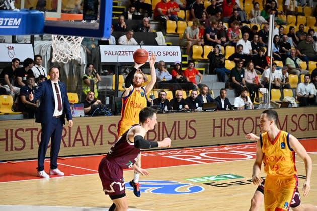 Foto IPP Cavaliere Emiliano Roma 07 10 2026 Pallacanestro Basket EuroCup 2026-2027. BC Basketball Club Roma - BC Lietkabelis. Nella foto Niccolo Mannion al tiro sulla destra Marko Simonovic Italy Photo Press - World Copyright italy ITALY  Copyright: xR4924_italyphotopressx