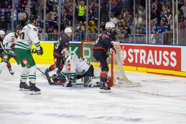 (Mannheim, Germany, 26 10 07) CHL (Champions Hockey League) 2026 27, Match day five: Adler Mannheim (Germany) vs. GKS Tychy (Poland) Luke Esposito (19, Mannheim) scores to make it 3 2 Mannheim Baden-Wurttemberg Germany Copyright: xUdoxHerrmannx