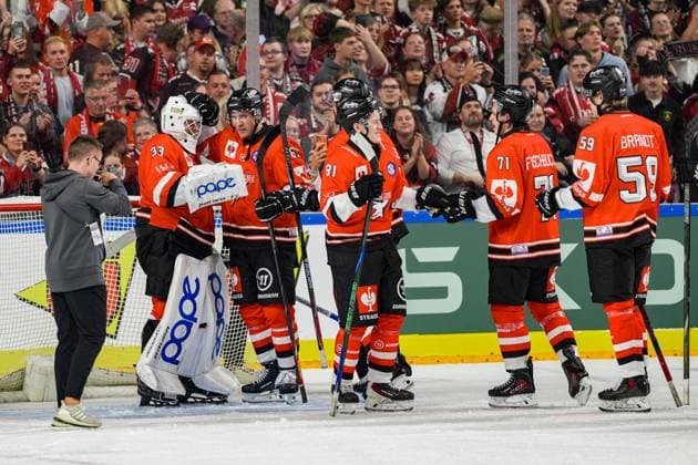Eishockey CHL 5. Spieltag Kölner Haie - Herning Blue Fox am 07.10.2026 in der Lanxess Arena in Köln Youngster Nico Wiens ( Köln ), links - erhält die Glückwünsche seiner Teamkameraden nach seinem Shutout