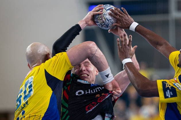 KIELCE, POLAND - OCTOBER 7: Gisli Thorgeir Kristjansson Artsem Karalek during the EHF Champions League Group F match between Industria Kielce nad SC Magdeburg at Hala Legionow on October 2, 2026 in Kielce, Poland --- Pilka reczna. EHF Liga Mistrzow. Industria Kielce - SC Magdeburg. (Photo by Igor Jakubowski Arena Akcji) NEWSPIX.PL --- newspix.pl 