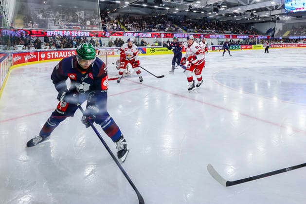 Ice hockey, Eishockey - CHL, EC RBS vs Berlin SALZBURG,AUSTRIA,07.OCT.26 - ICE HOCKEY - CHL, Champions Hockey League, group stage, EC Red Bull Salzburg vs Eisbaeren Berlin. Image shows Yannick Veilleux (Berlin) and Lukas Daniel Hoerl (EC RBS).  GEPAxpictures xDavidxGeieregger