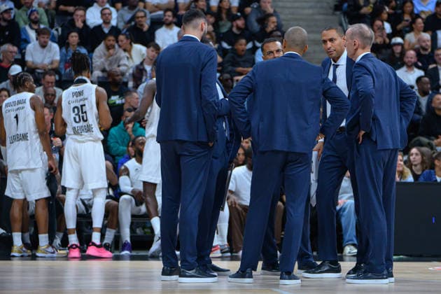 EuroLeague 2026, Paris Basketball vs LDLC ASVEL Villeurbanne, Basketball ASVEL Head Coach TONY PARKER talks with staff during the EuroLeague 2026 match between Paris Basketball and LDLC ASVEL Villeurbanne at Adidas Arena on October 07, 2026 in Paris, France. Paris Adidas Arena France