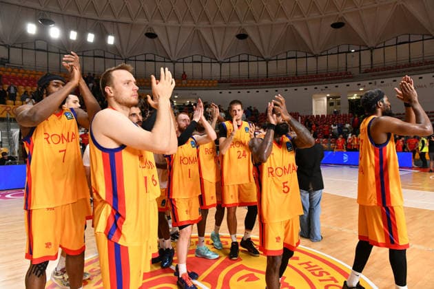 IPA89414073 - BC Roma s players thank their fans at the end of the BKT EuroCup Round 2 game between BC Roma and Lietkebalis at the Palazzetto dello on the 7th of 2026 in Rome, Italy.  Copyright: xRobertoxBettacchi IPAxSportx xx IPA89414073