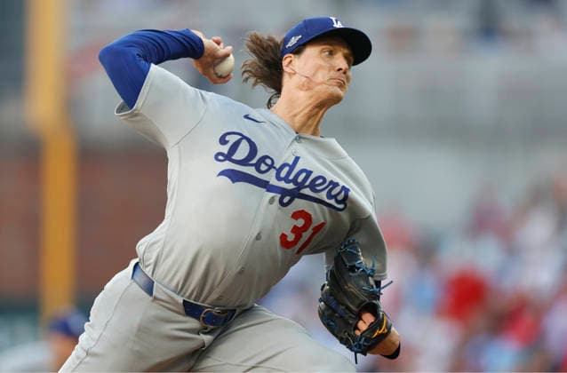 Los Angeles Dodgers pitcher Tyler Glasnow (31) throws against the Atlanta Braves in the first inning in an MLB, Baseball Herren, USA National League Division Series playoff game at Truist Park in Atlanta, Georgia, on Wednesday, October 7, 2026.  ATL20261007703 MIKExZARRILLI