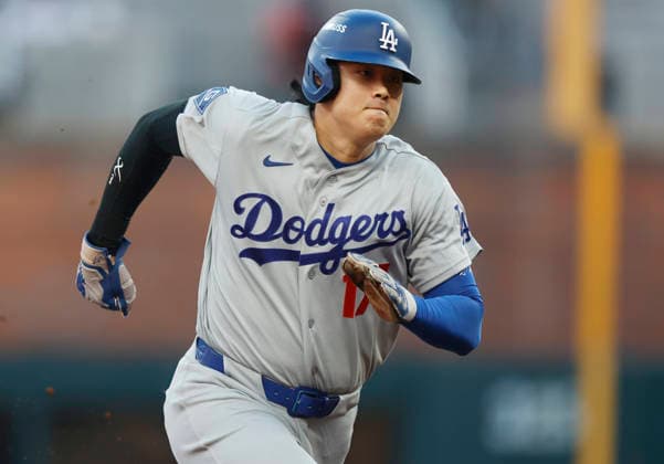Los Angeles Dodgers Shohei Ohtani (17) advances to third on a throwing error by Atlanta Braves catcher Sean Murphy in the second inning in an MLB, Baseball Herren, USA National League Division Series playoff game at Truist Park in Atlanta, Georgia, on Wednesday, October 7, 2026.  ATL20261007705 MIKExZARRILLI