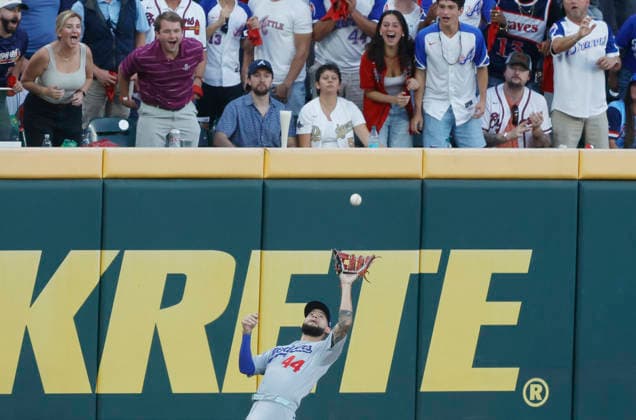 Los Angeles Dodgers center fielder Andy Pages (44) catches a long fly from Atlanta Braves Matt Olson (28) in the third inning in an MLB, Baseball Herren, USA National League Division Series playoff game at Truist Park in Atlanta, Georgia, on Wednesday, October 7, 2026.  ATL20261007707 MIKExZARRILLI