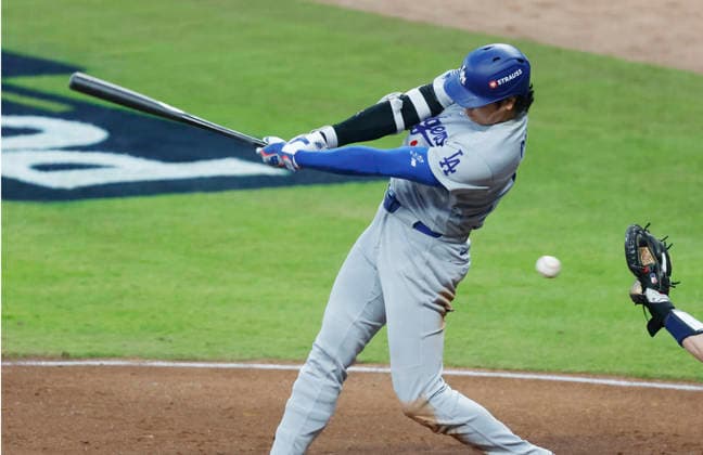 Los Angeles Dodgers two-way player Shohei Ohtani (17) strikes out on a foul tip against the Atlanta Braves in the fourth inning in an MLB, Baseball Herren, USA National League Division Series playoff game at Truist Park in Atlanta, Georgia, on Wednesday, October 7, 2026.  ATL20261007708 MIKExZARRILLI