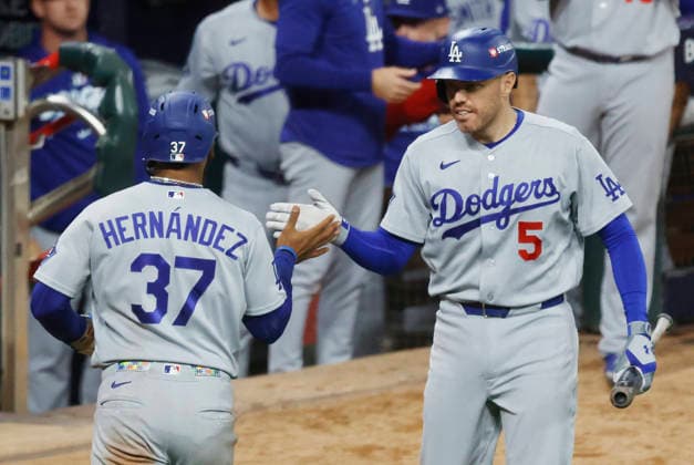 Los Angeles Dodgers Teoscar Hernandez (37) is congratulated by Freddie Freeman (5) after scoring on a single by Andy Pages against the Atlanta Braves in the seventh inning in an MLB, Baseball Herren, USA National League Division Series playoff game at Truist Park in Atlanta, Georgia, on Wednesday, October 7, 2026.  ATL20261007716 MIKExZARRILLI