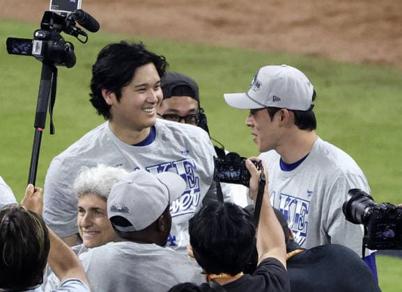 Baseball: Division Series between Dodgers and Braves Los Angeles Dodgers designated hitter Shohei Ohtani (C) and pitcher Roki Sasaki celebrate after winning Game 4 of the National League Division Series against the Atlanta Braves at Truist Park in Atlanta on Oct. 7, 2026, and advancing to the National League Championship Series.  A14AA0005630424P