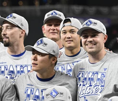 Baseball: Division Series between Dodgers and Braves (From L) Los Angeles Dodgers pitchers Blake Snell, Yoshinobu Yamamoto, Emmet Sheehan, Shohei Ohtani and Tarik Skubal pose for a photo after winning Game 4 of the National League Division Series against the Atlanta Braves at Truist Park in Atlanta on Oct. 7, 2026, and advancing to the National League Championship Series.  A14AA0005630425P