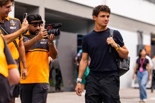 F1 - SINGAPORE GRAND PRIX 2026 NORRIS Lando (gbr), McLaren F1 Team MCL40, portrait during the 2026 Formula 1 Singapore Grand Prix, 17th round of the 2026 Formula One World Championship, WM, Weltmeisterschaft from October 9 to 11, 2026 on the Marina Bay Street Circuit, in Singapore, Singapore - SingaporeSingapore  Copyright: xJulienxDelfossex