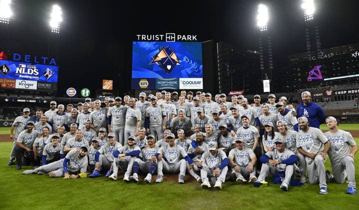 Baseball: Division Series between Dodgers and Braves The Los Angeles Dodgers pose for a photo after winning Game 4 of the National League Division Series against the Atlanta Braves at Truist Park in Atlanta on Oct. 7, 2026, and advancing to the National League Championship Series.  A14AA0005630426P
