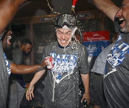 Baseball: Division Series between Dodgers and Braves Los Angeles Dodgers pitcher Yoshinobu Yamamoto celebrates after team wins Game 4 of the National League Division Series against the Atlanta Braves at Truist Park in Atlanta on Oct. 7, 2026, and advances to the National League Championship Series.  A14AA0005630428P