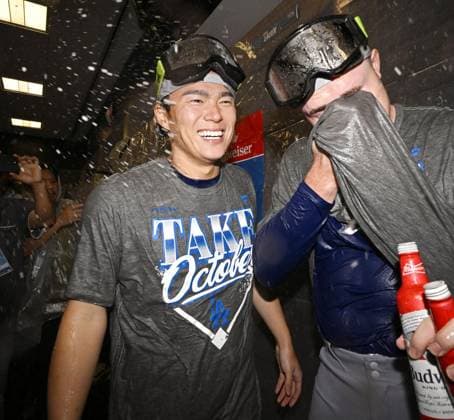 Baseball: Division Series between Dodgers and Braves Los Angeles Dodgers pitcher Yoshinobu Yamamoto celebrates after team wins Game 4 of the National League Division Series against the Atlanta Braves at Truist Park in Atlanta on Oct. 7, 2026, and advances to the National League Championship Series.  A14AA0005630429P