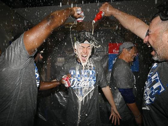Baseball: Division Series between Dodgers and Braves Los Angeles Dodgers pitcher Yoshinobu Yamamoto celebrates after team wins Game 4 of the National League Division Series against the Atlanta Braves at Truist Park in Atlanta on Oct. 7, 2026, and advances to the National League Championship Series.  A14AA0005630430P