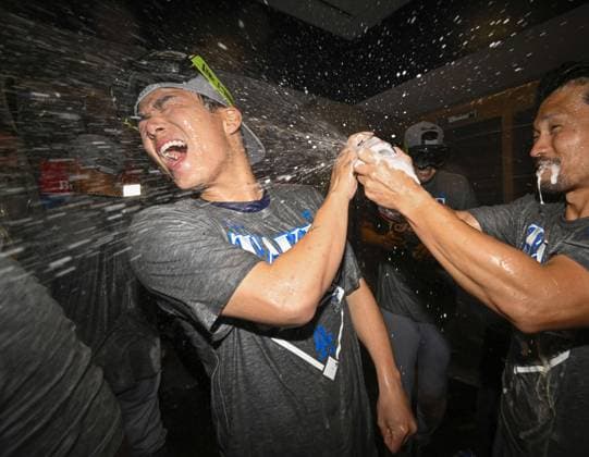 Baseball: Division Series between Dodgers and Braves Los Angeles Dodgers pitcher Yoshinobu Yamamoto celebrates after team wins Game 4 of the National League Division Series against the Atlanta Braves at Truist Park in Atlanta on Oct. 7, 2026, and advances to the National League Championship Series.  A14AA0005630433P