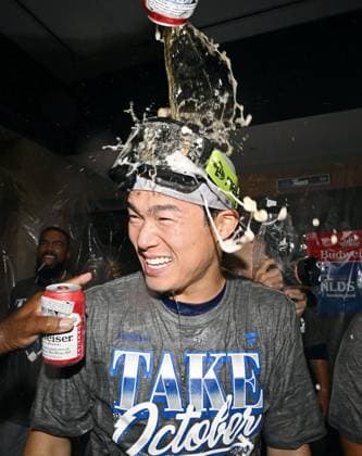 Baseball: Division Series between Dodgers and Braves Los Angeles Dodgers pitcher Yoshinobu Yamamoto celebrates after team wins Game 4 of the National League Division Series against the Atlanta Braves at Truist Park in Atlanta on Oct. 7, 2026, and advances to the National League Championship Series.  A14AA0005630435P