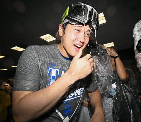 Baseball: Division Series between Dodgers and Braves Two-way player Shohei Ohtani celebrates after the Los Angeles Dodgers won Game 4 of the National League Division Series against the Atlanta Braves at Truist Park in Atlanta on Oct. 7, 2026, to advance to the National League Championship Series.  A14AA0005630438P
