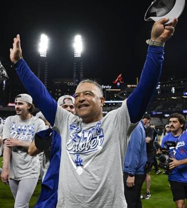Baseball: Division Series between Dodgers and Braves Los Angeles Dodgers manager Dave Roberts waves to the crowd after the Dodgers beat the Atlanta Braves in Game 4 of the National League Division Series at Truist Park in Atlanta on Oct. 7, 2026, advancing to the National League Championship Series.  A14AA0005630443P